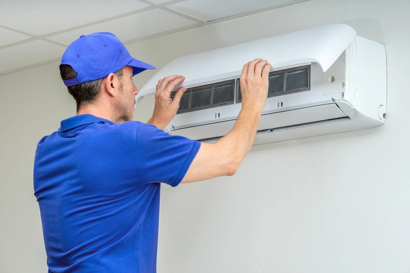 Técnico especializado realizando manutenção de ar condicionado em Imperatriz-MA