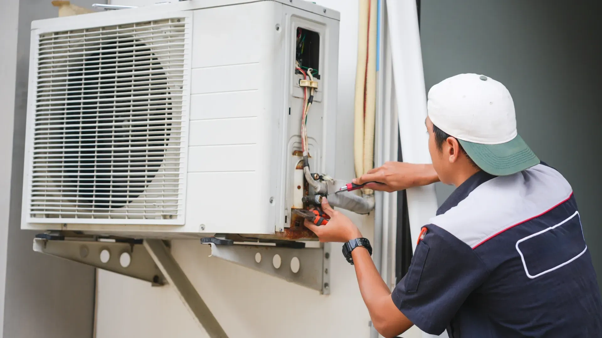 Técnico realizando instalação profissional de ar condicionado em Imperatriz-MA
